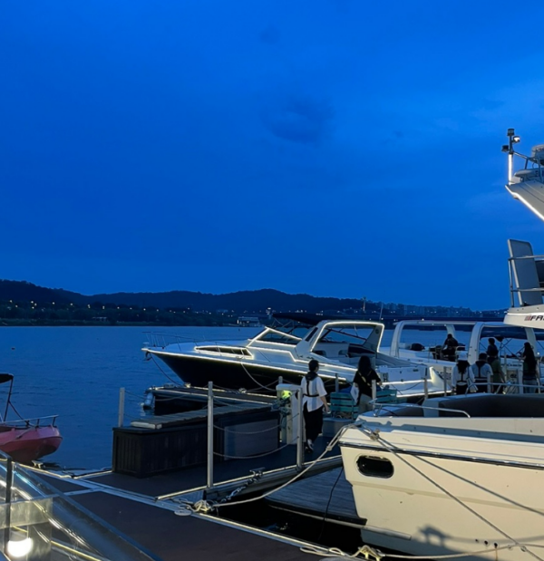 [2025.04.17 8PM] Private Yacht & Wine Tour on the Han River - Image 3